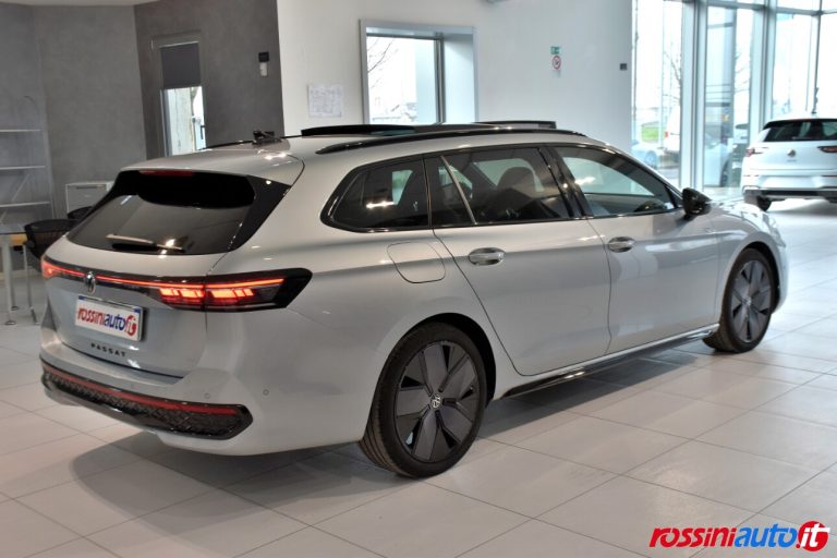 VOLKSWAGEN NEW PASSAT 1.5 ETSI 150 CV DSG R-LINE USATA