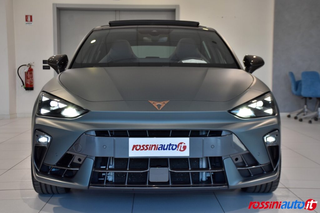 Frontale della Cupra Leon Restyling 2024 con firma luminosa a triangolo