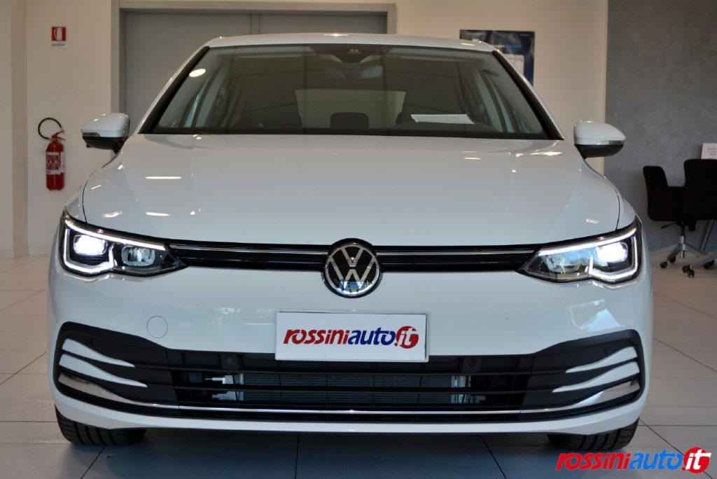 Fari Full LED performance Volkswagen Golf 8 con barra a LED centrale