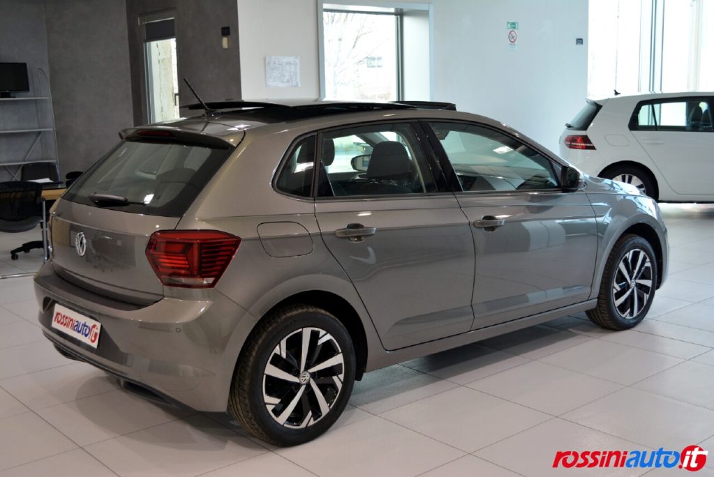 Volkswagen Polo MY 2018 Limestone Gray con tettuccio